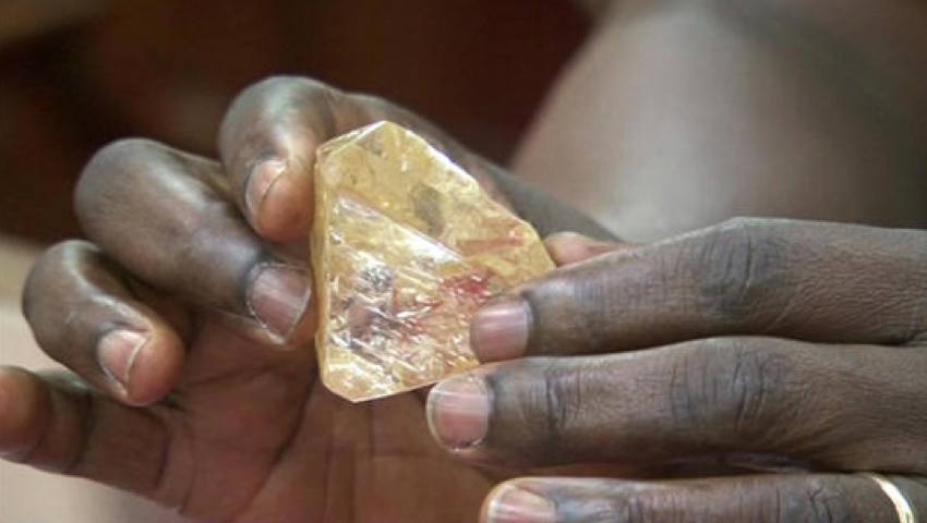 Geestelijke in Sierra Leone vindt diamant van 706 karaat