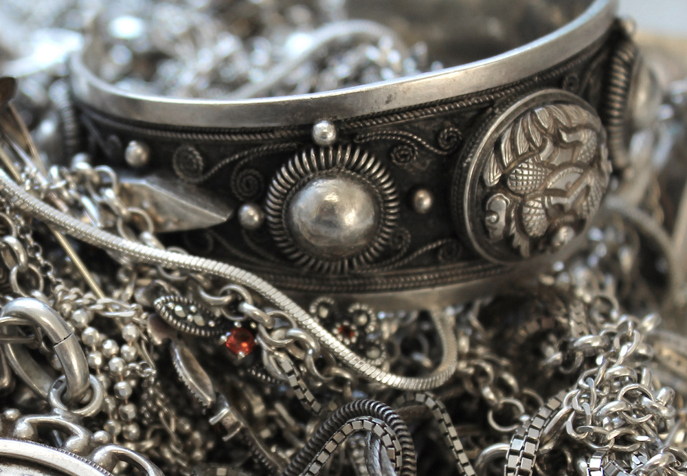 verontreiniging Verval premier Zilveren sieraden verkopen - Direct een bod op uw zilveren sieraden.